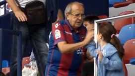 El abuelo del Levante juega con su nieta en la cancha El abuelo del Levante juega con su nieta en la cancha