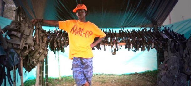 Depuestas las armas todavía quedan los versos en