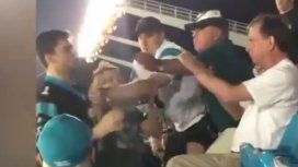 Un hincha de los Panthers le pegó le dio una salvaje despedida a un señor mayor Un hincha de los Panthers le pegó le dio una salvaje despedida a un señor mayor