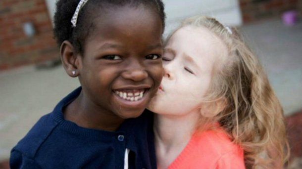 Namata con una de sus hermanas adoptivas