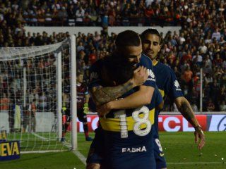 Darío Benedetto volvió a marcar y se lo dedicó a Gago y a su madre fallecida cuando él era chico Darío Benedetto volvió a marcar y se lo dedicó a Gago y a su madre fallecida cuando él era chico