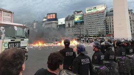Basura en el Obelisco porteño Basura en el Obelisco porteño