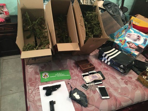 <p>Se incautaron una pistola de 22 calibres, un pistolón, envoltorios de cocaína y plantas de Marihuana.</p><p></p>