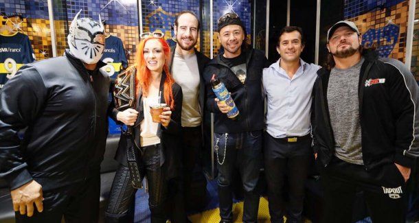 Las estrellas de la WWE junto a Christian Gribaudo, secretario general de Boca.<b><br></b>