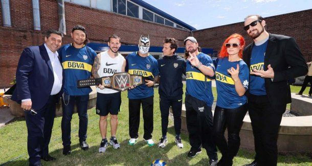 Guillermo, Benedetto y Angelici junto a las estrellas de la WWE.<br>