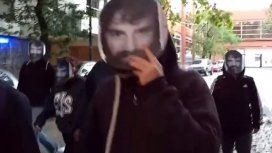 Con máscaras de Maldonado: el video del escrache que evitó Patricia Bullrich Con máscaras de Maldonado: el video del escrache que evitó Patricia Bullrich
