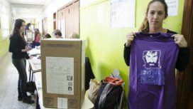 Mercedes Laclau con la remera por Santiago Maldonado Mercedes Laclau con la remera por Santiago Maldonado