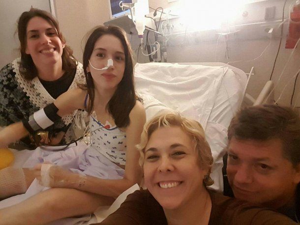 Sofía junto a su familia en el hospital