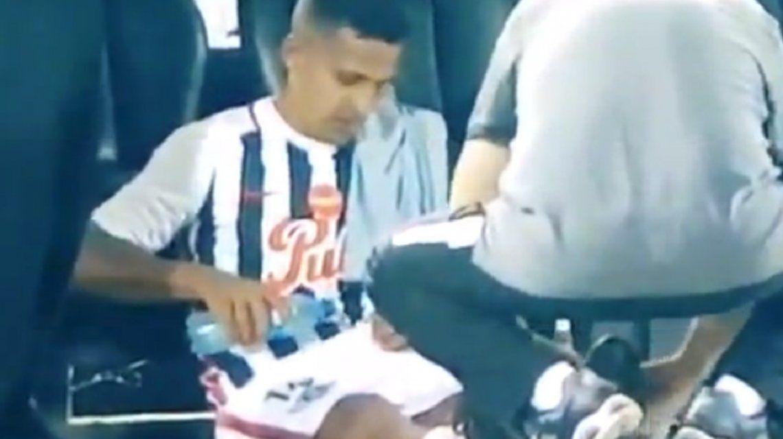 ¿Qué hizo? Sergio Aquino se refrescó las partes íntimas a la vista de todos