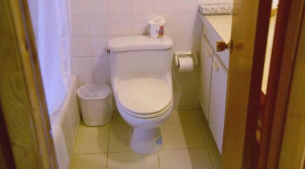 El baño está reforzado para evitar que los huéspedes tengan accidentes