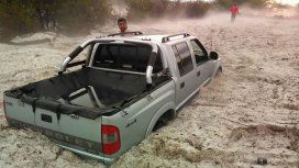 Una camioneta quedó casi sepultada por el granizo Una camioneta quedó casi sepultada por el granizo