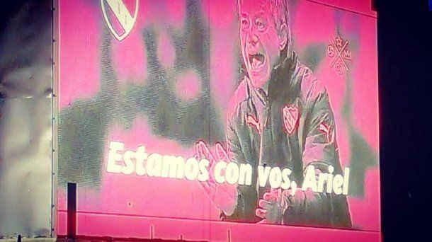 El club le puso este cartel de apoyo al DT<br>