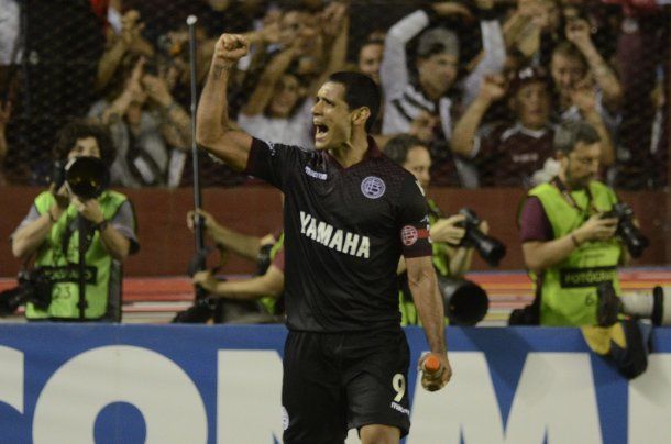 Pepe Sand celebra uno de sus goles<br>