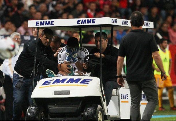 Oscar Ustari se retira lesionado en carrito<br>