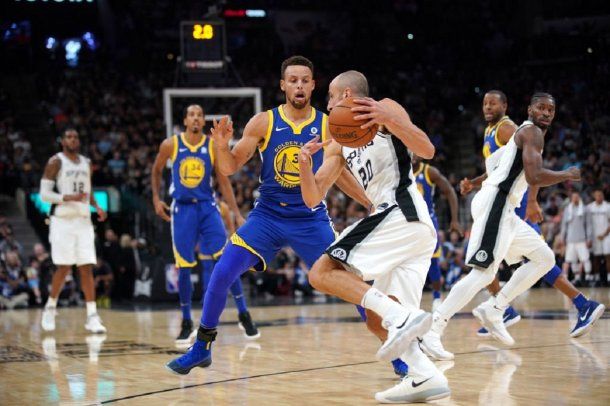 Manu Ginóbili atacando para los Spurs<br>
