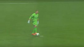 ¿A dónde estaba mirando? Un insólito blooper en la Liga alemana ¿A dónde estaba mirando? Un insólito blooper en la Liga alemana