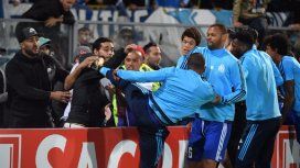 El momento de la brutal patada del defensor El momento de la brutal patada del defensor
