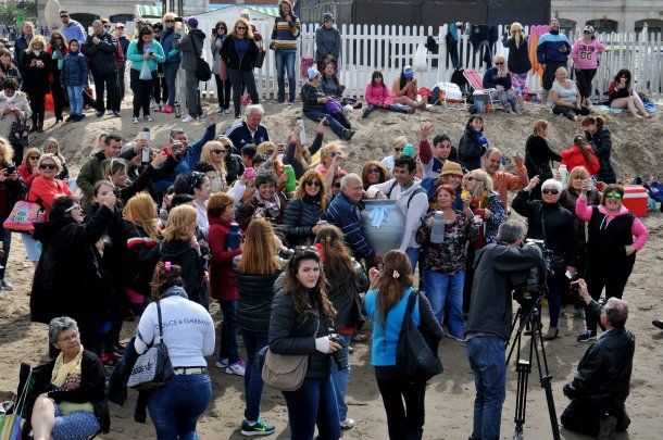 Miles de personas realizaron una mateada en Mar del Plata contra 