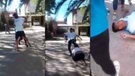 Brutal pelea entre alumnos: un chico recibió una patada en la cara Brutal pelea entre alumnos: un chico recibió una patada en la cara