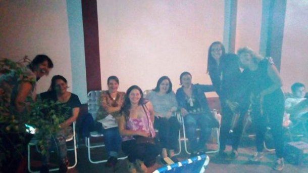 Madres acampando en el colegio para asegurar un banco para sus hijos