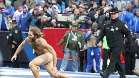 Un hincha ingresó a la cancha desnudo en medio de un partido de fútbol americano Un hincha ingresó a la cancha desnudo en medio de un partido de fútbol americano