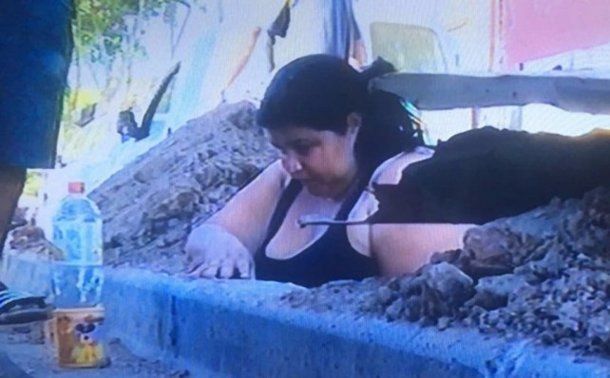 La mujer estuvo media hora dentro del pozo antes de que personal de rescate la sacara.