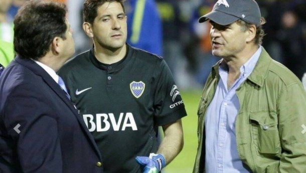 Burzaco con el arquero de Boca, Agustín Orion, durante el superclásico suspendido.