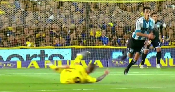 Darío Benedetto barrió imprudentemente a Augusto Solari y debió ser expulsado<br>