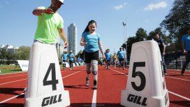 Esmeralda Riggio, probando prótesis para correr. Foto: La Nación. Esmeralda Riggio, probando prótesis para correr. Foto: La Nación.