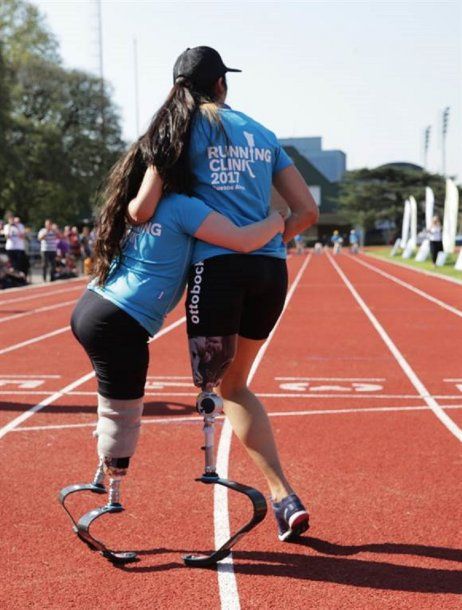Esmeralda Riggio, probando prótesis para correr. Foto: La Nación.