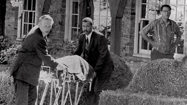 El cuerpo de Sharon Tate, tras el asesinato.