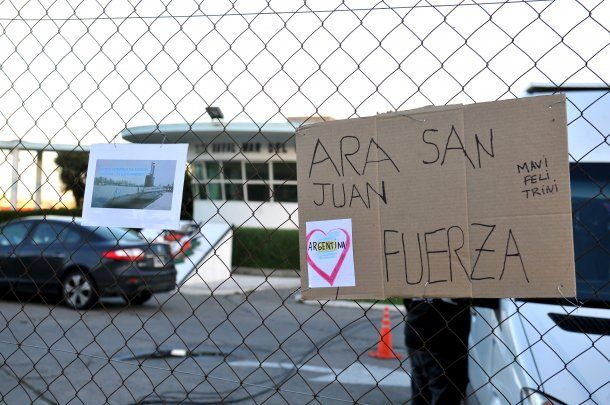 Carteles de apoyo a los tripulantes del submarino ARA San Juan, en la base naval de Mar del Plata.