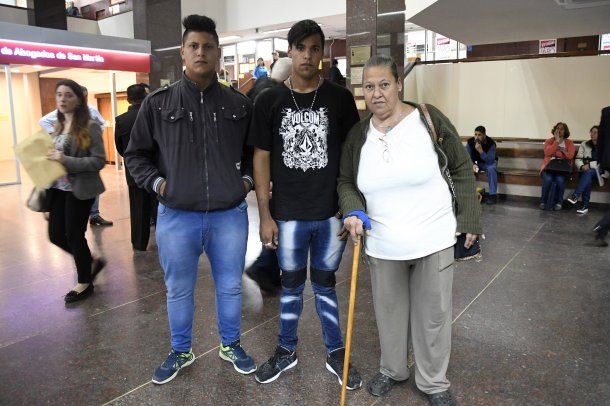 Ana María Martínez, madre de Melina Romero, y otros familiares de la víctima.