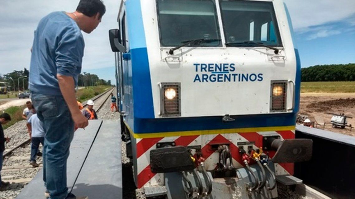 No era tan difícil: ahora midieron bien el puente y el tren ya puede pasar