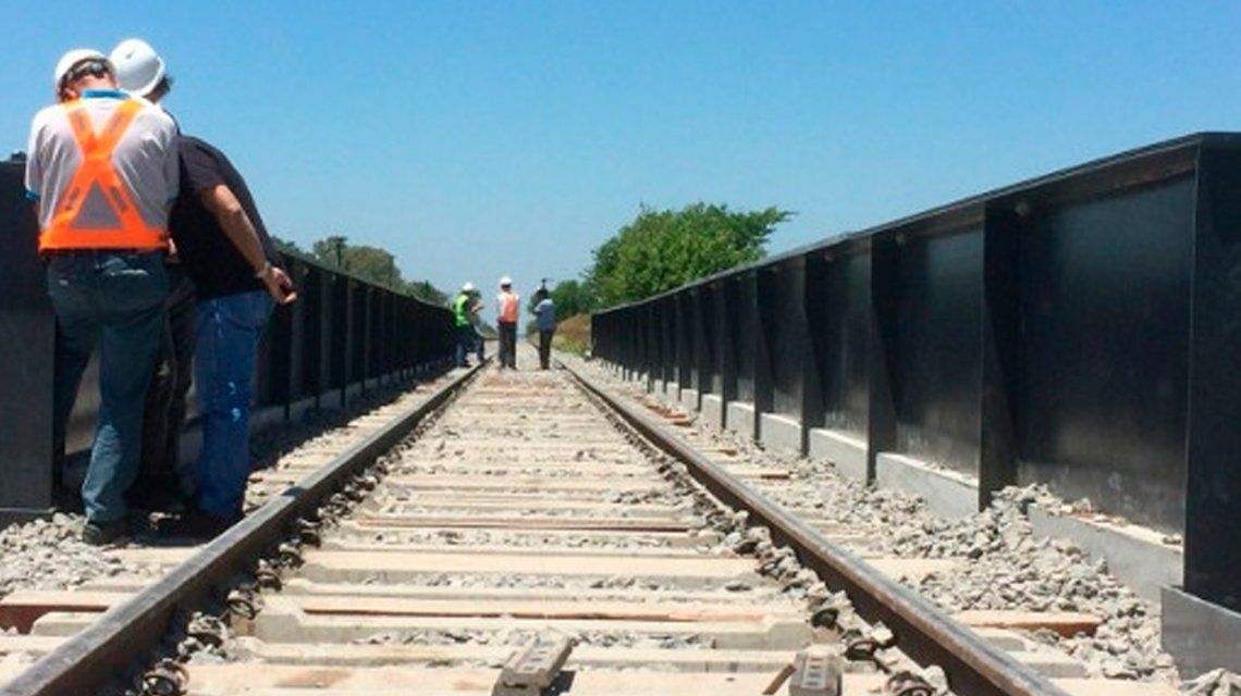 Un papelón: inauguraron un puente en las vías y los trenes no pasan
