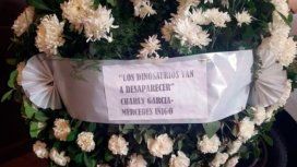 Charly García envió una corona de flores al velorio de Santiago Maldonado Charly García envió una corona de flores al velorio de Santiago Maldonado