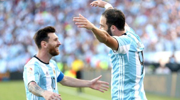 Messi e Higuaín en la Selección.