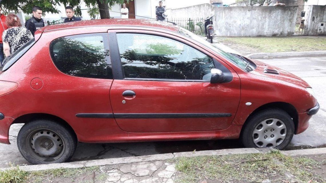 El auto con el que atropelló y arrastró por más de un kilómetro a la víctima. 