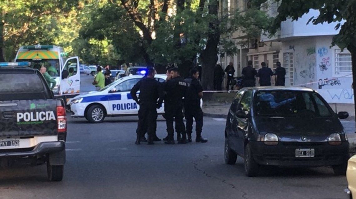 Tensión en La Plata: un hombre mantuvo de rehén a un amigo durante tres horas