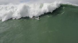 El dramático rescate de un surfista atrapado entre gigantescas olas en Portugal El dramático rescate de un surfista atrapado entre gigantescas olas en Portugal
