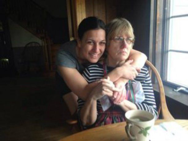 Sara con su madre, Rene