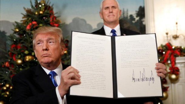 Trump firmando su decisión sobre Jerusalén