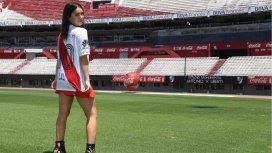 Todas las fotos de Lali Espósito con la camiseta de River en el Monumental Todas las fotos de Lali Espósito con la camiseta de River en el Monumental