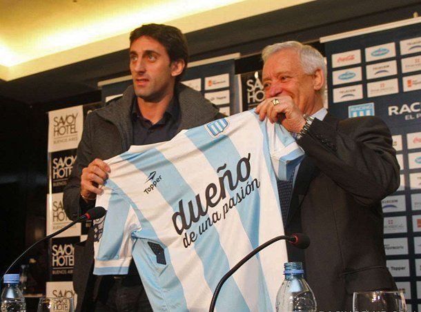 Víctor Blanco y Diego Milito cuando regresó como futbolista<br>