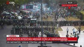 Tensión frente al Congreso: incidentes y empujones tras la protesta contra las reformas Tensión frente al Congreso: incidentes y empujones tras la protesta contra las reformas
