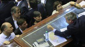 Emilio Monzó con diputados en la fallida sesión Emilio Monzó con diputados en la fallida sesión