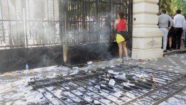 Así quedaron los accesos al Palacio Legislativo bonaerense Así quedaron los accesos al Palacio Legislativo bonaerense