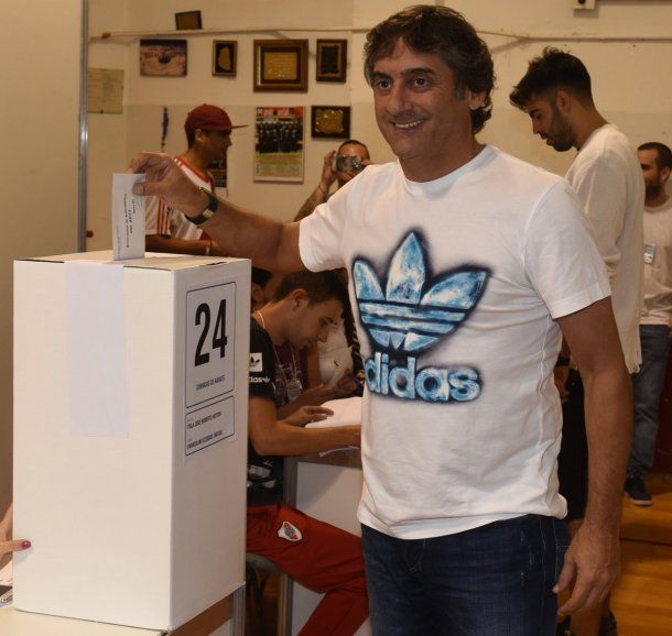 Enzo Francescoli vot?? en las elecciones de River - Cr??dito: @CARPoficial<br>