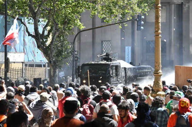 Los incidentes en el Congreso dejaron 88 policías y 50 civiles heridos<br>