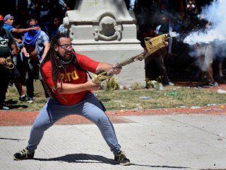 Sebastián Romero, con su arma casera en el Congreso Sebastián Romero, con su arma casera en el Congreso